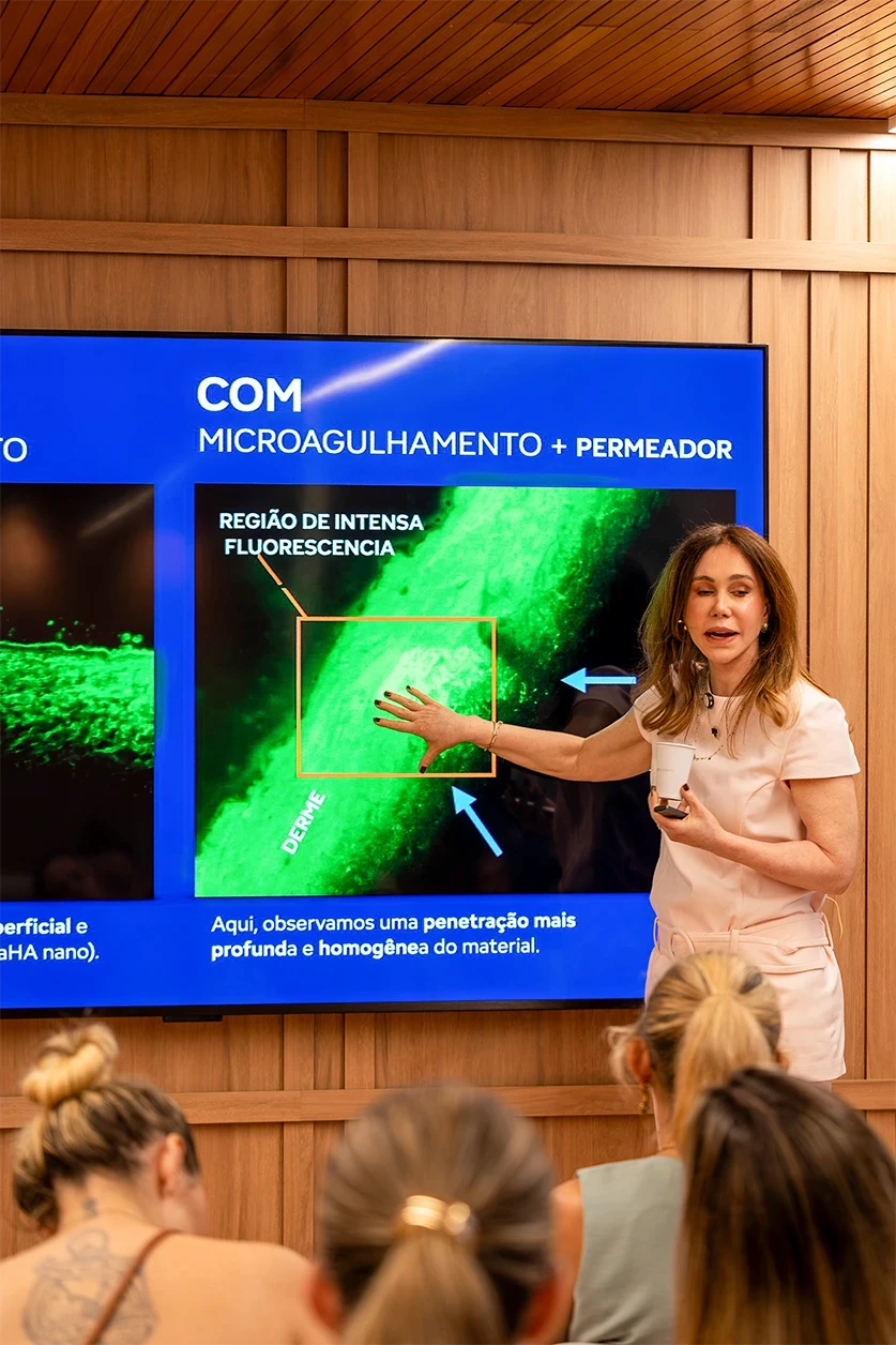 dra tereza scardua ministrando um workshop sobre pele na sede da facial academy