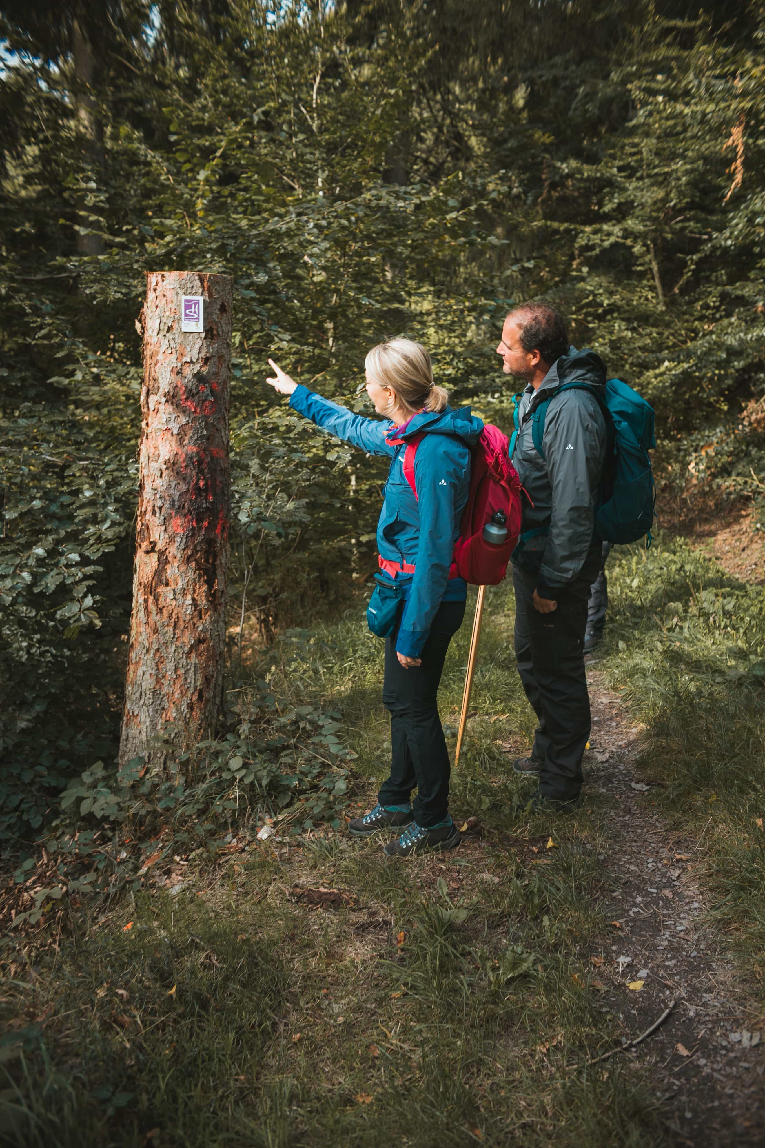 Couple hiking in Vaude outfit