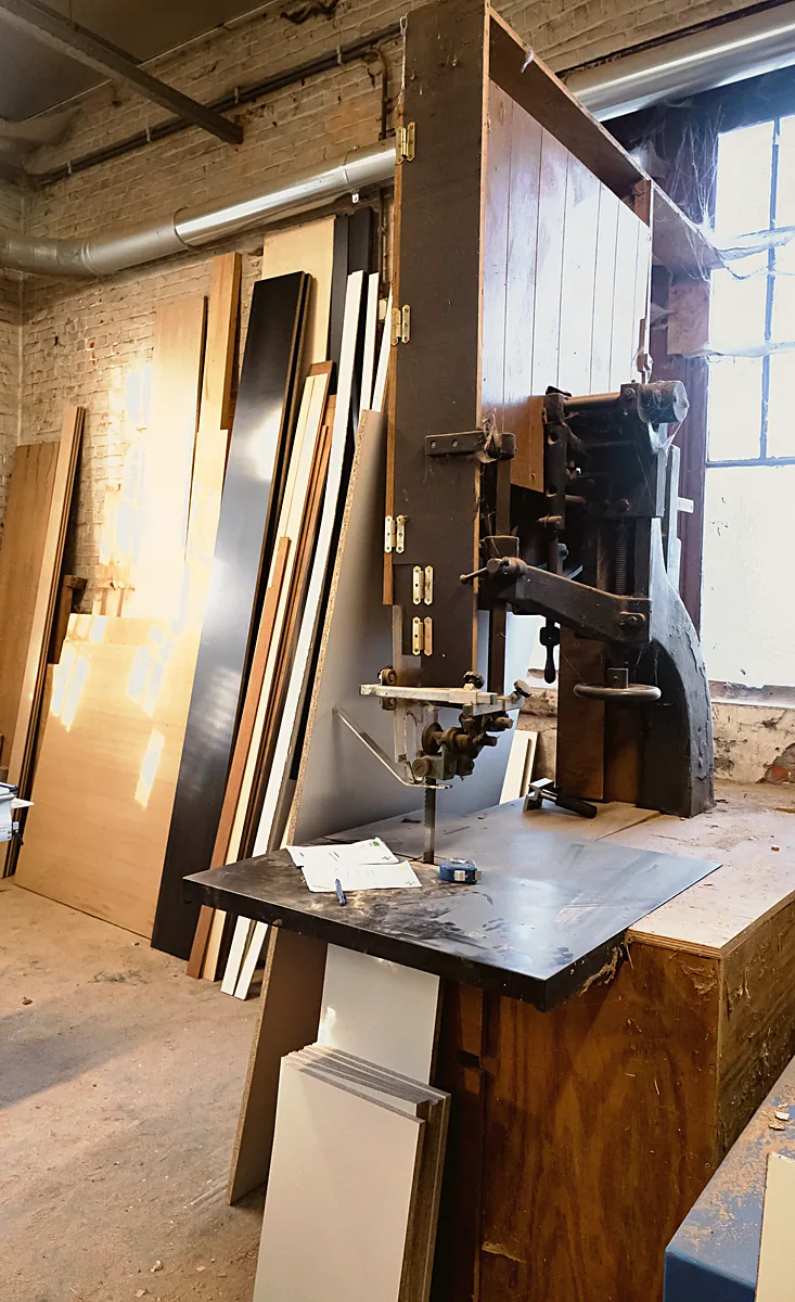 Oude lintzaag in het atelier, generaties oud gereedschap