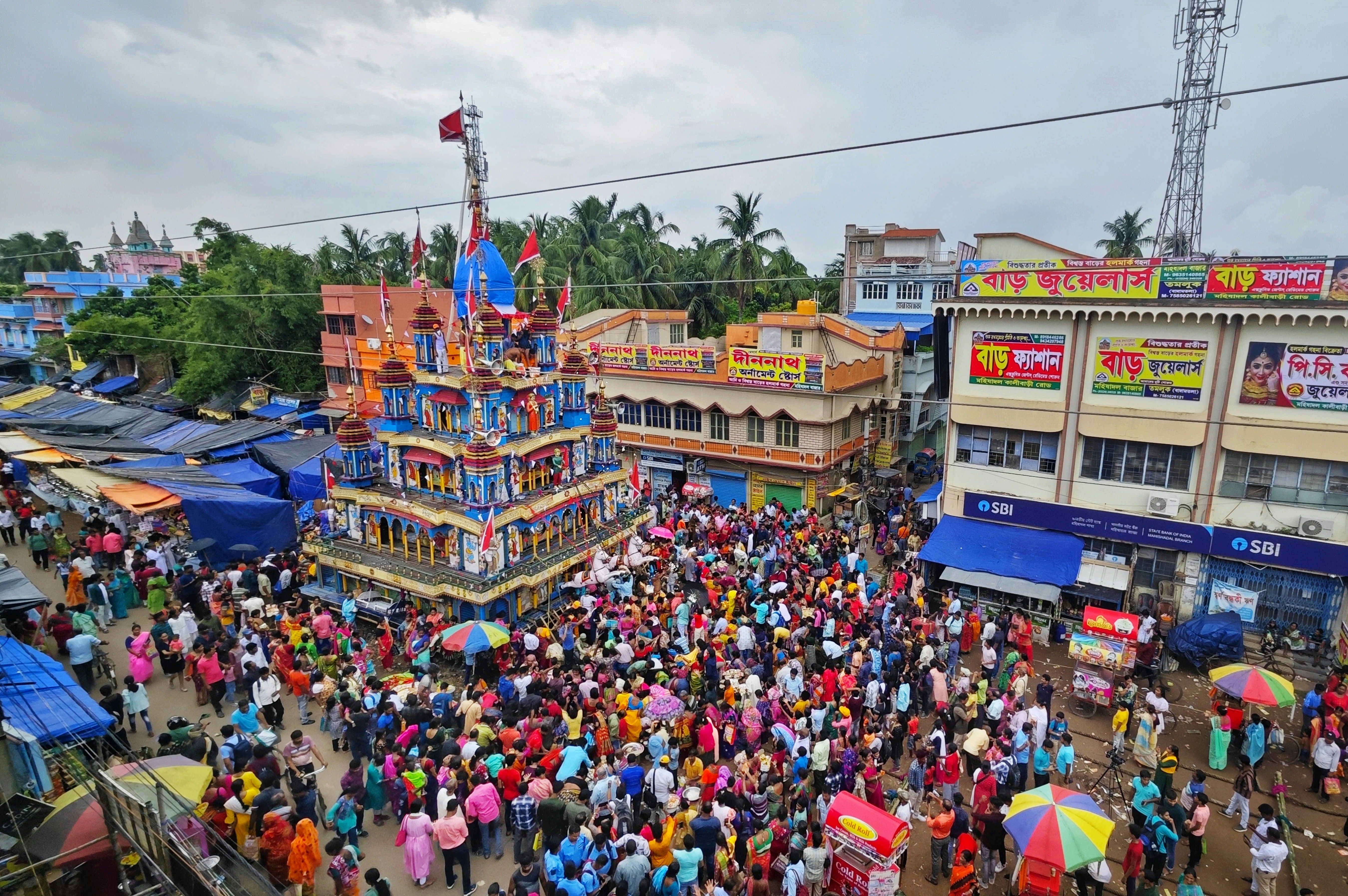 A crowd of people standing around a carnival