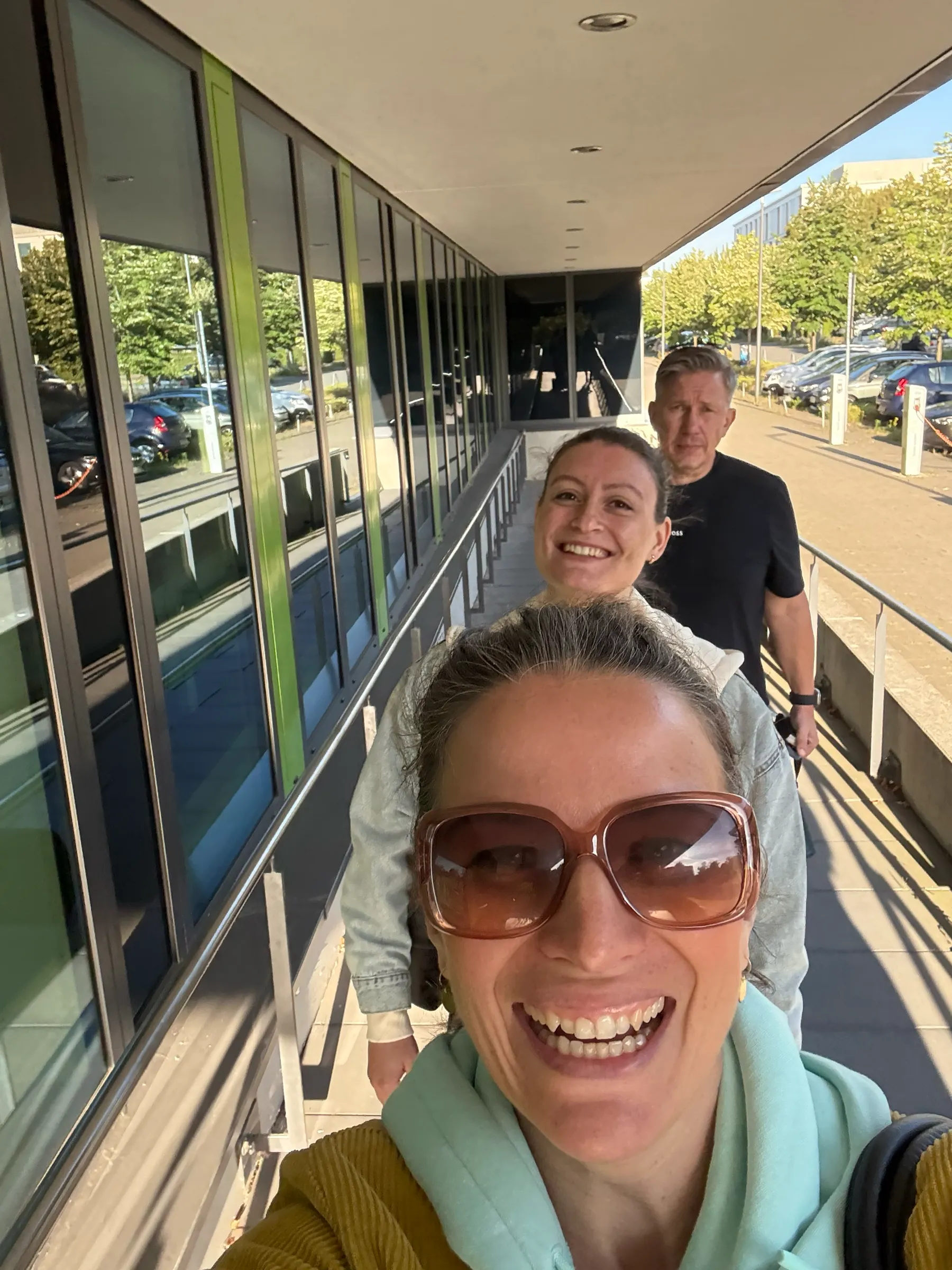 Team-Mitgöieder auf dem Weg zu einem Workshop