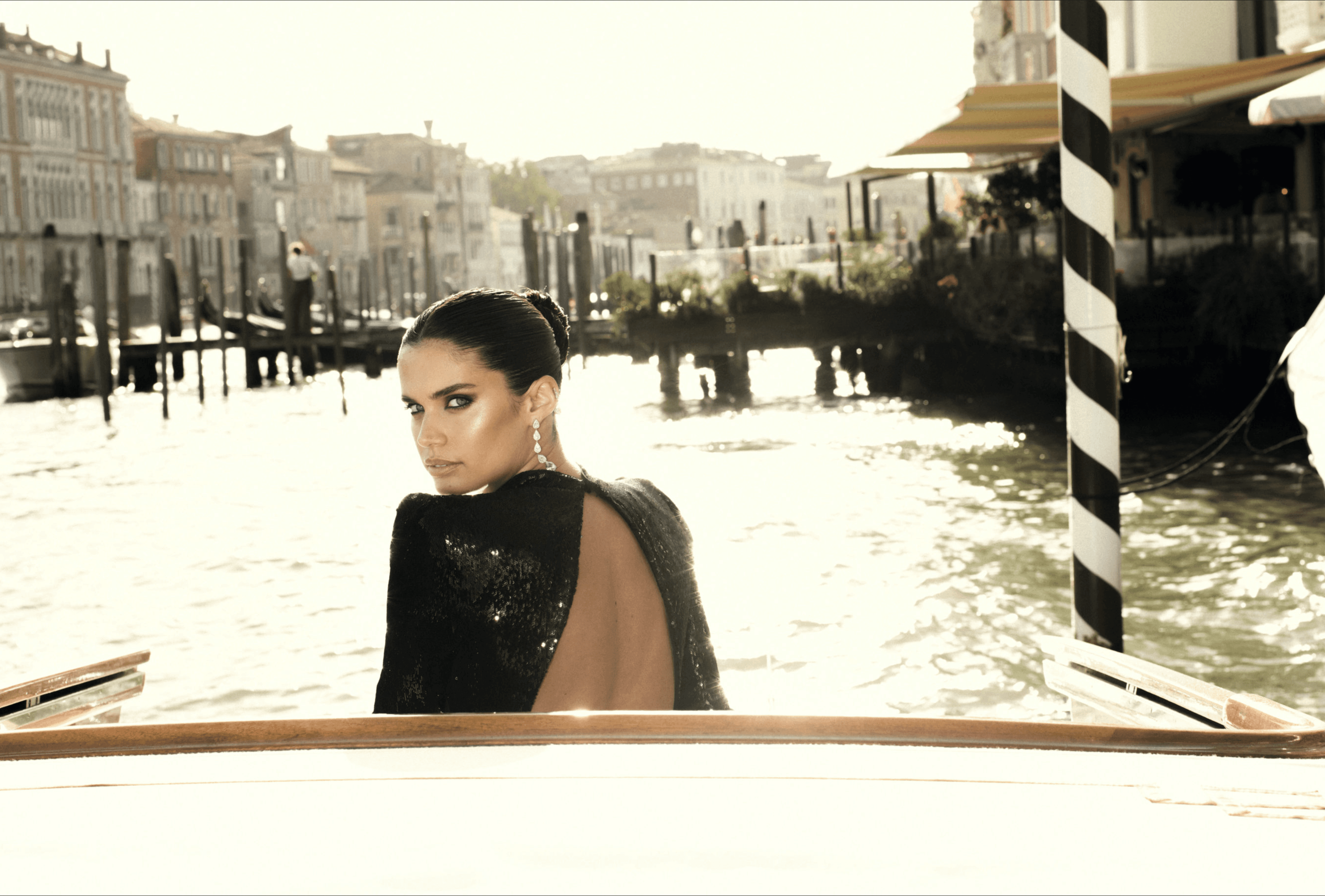 people near TAj Mahal