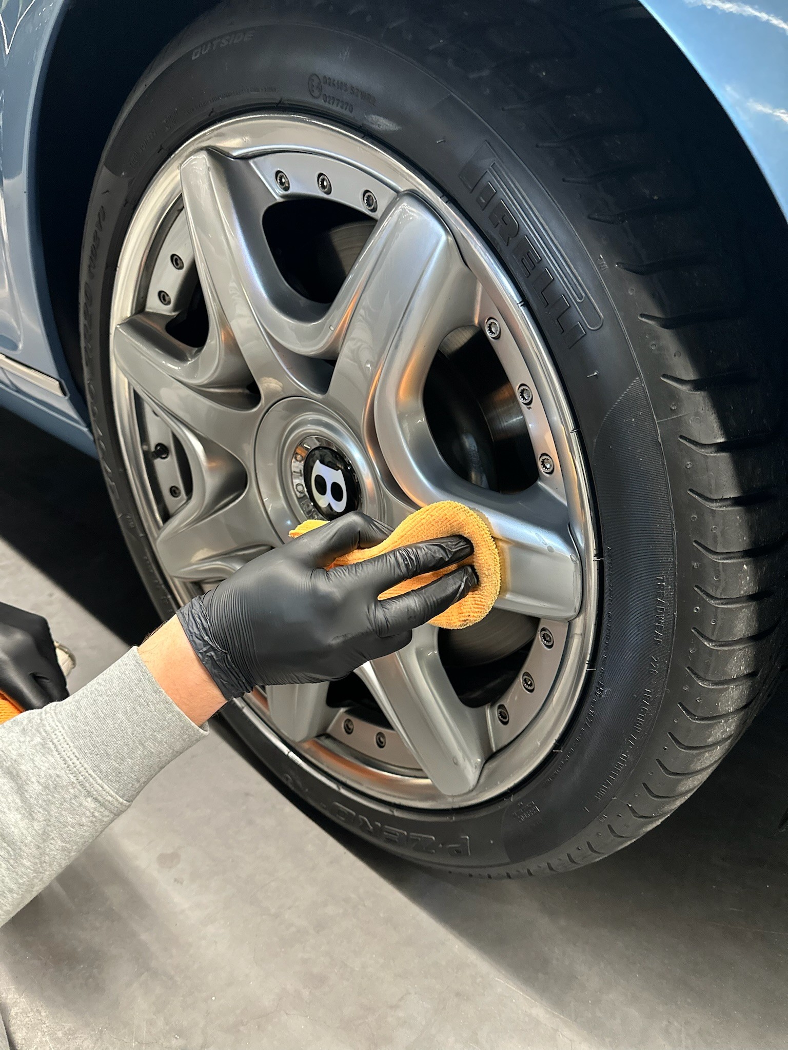 Keramische coating aangebracht op voertuig