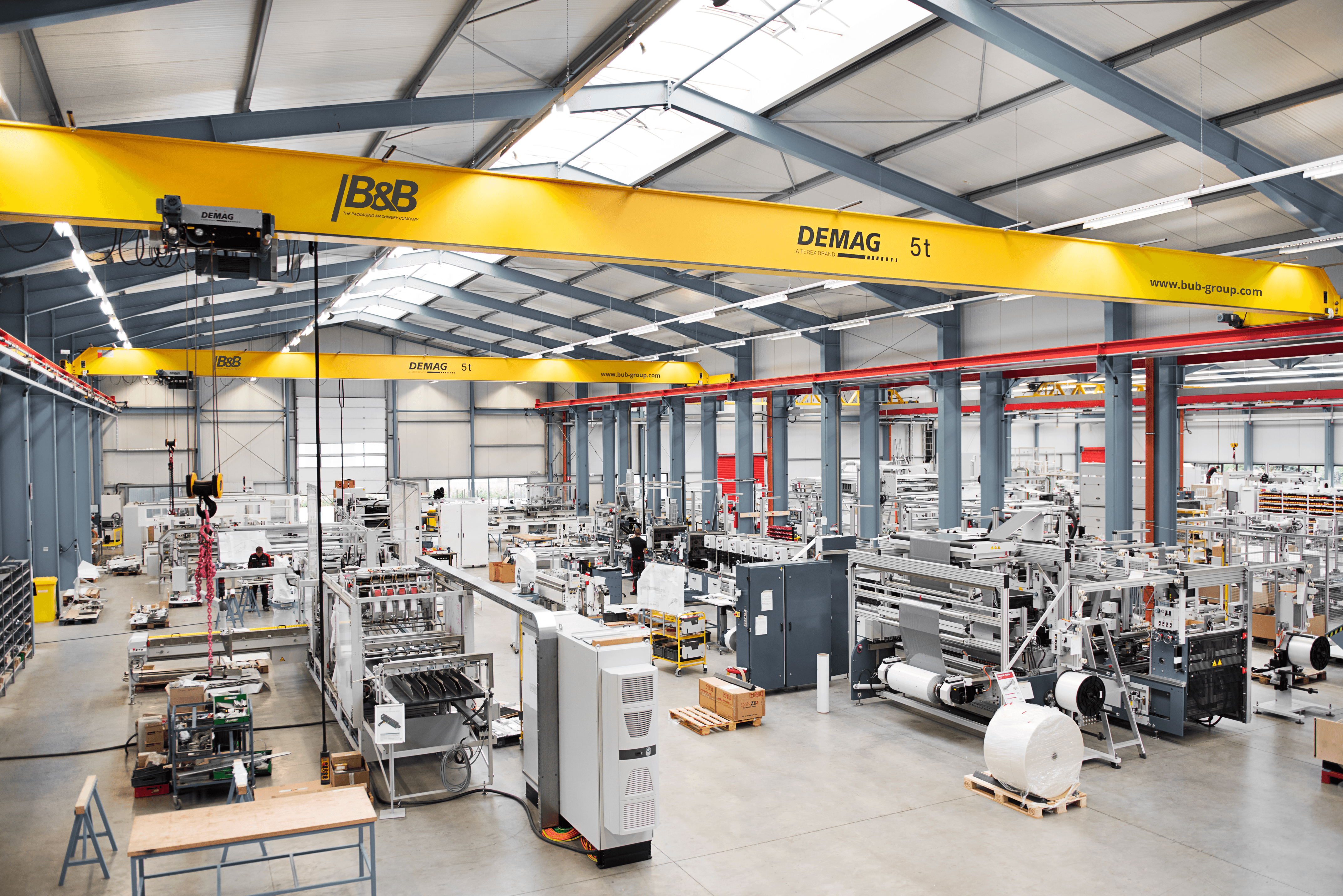 Industriehalle mit Produktionsmaschinen und Deckenkran. Maschinenbau Fabrik.