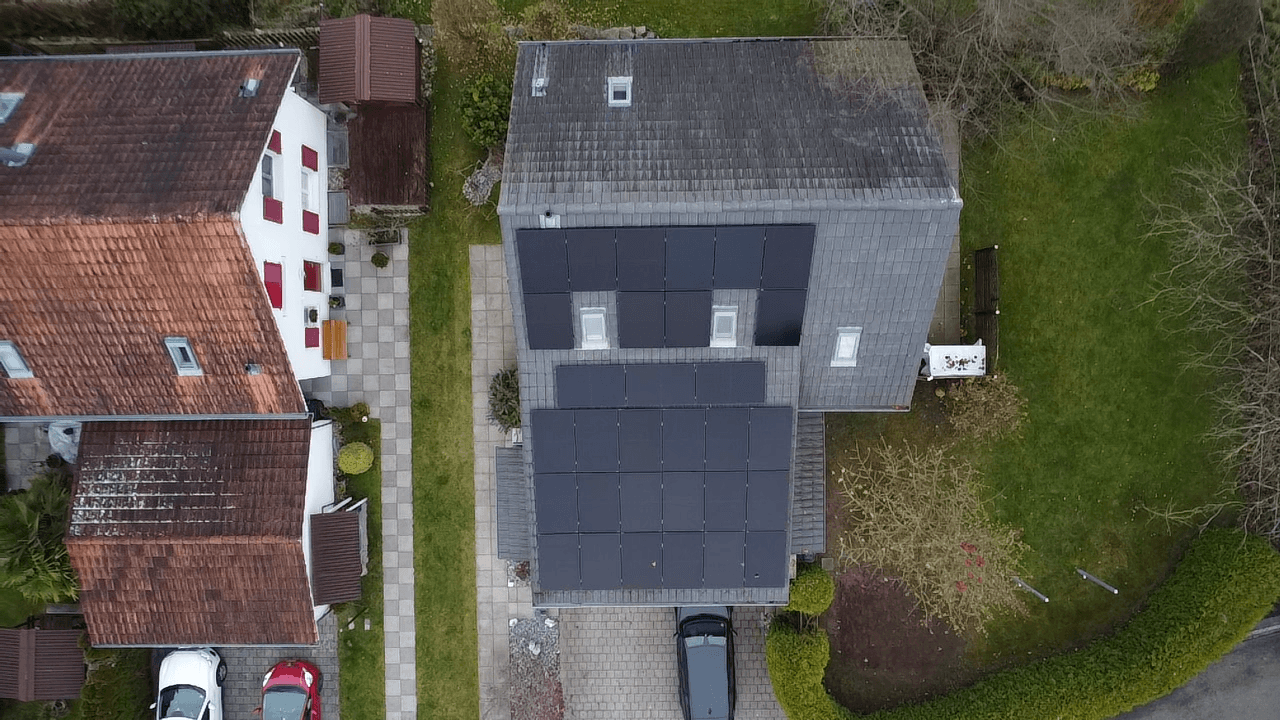 Draufsicht einer vollflächig installierten 15 kWh Photovoltaikanlage in Ellikon an der Thur – optimierte Anordnung der Solarmodule.