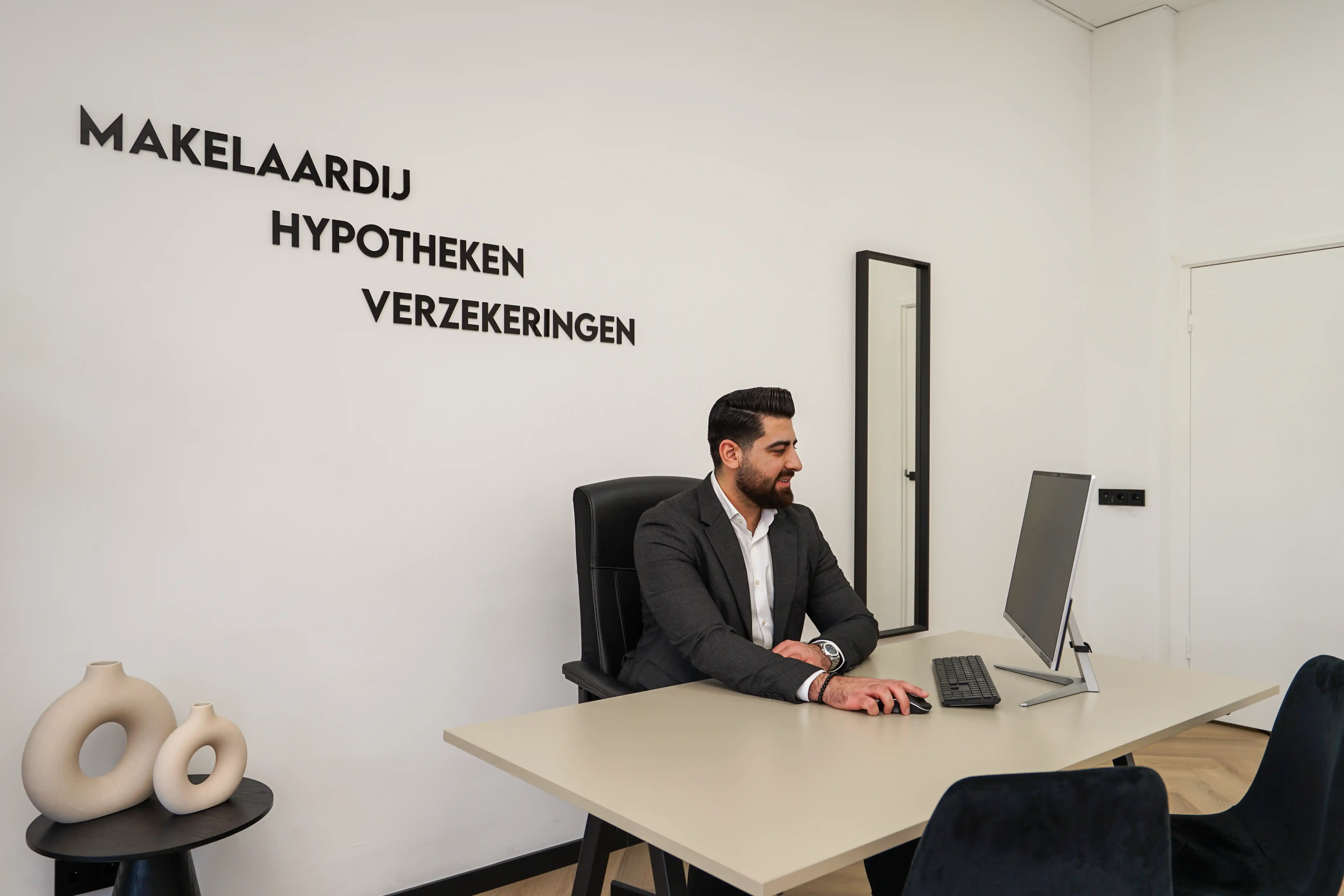 Financieel adviseur aan bureau bij ON Makelaardij Den Haag — makelaardij hypotheken verzekeringen