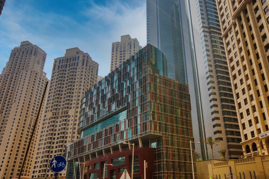 لقطة داخل مكتب شركة أوفيس سكوير في دبي تظهر التصميم العصري.