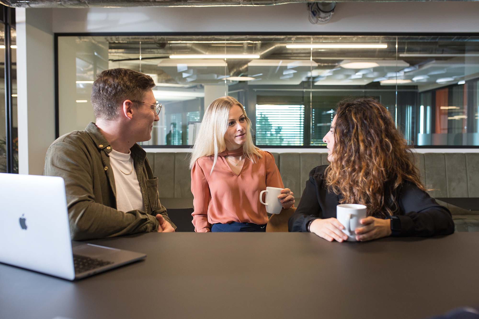 Sovendus employees chatting during a coffee break in the Sovendus office