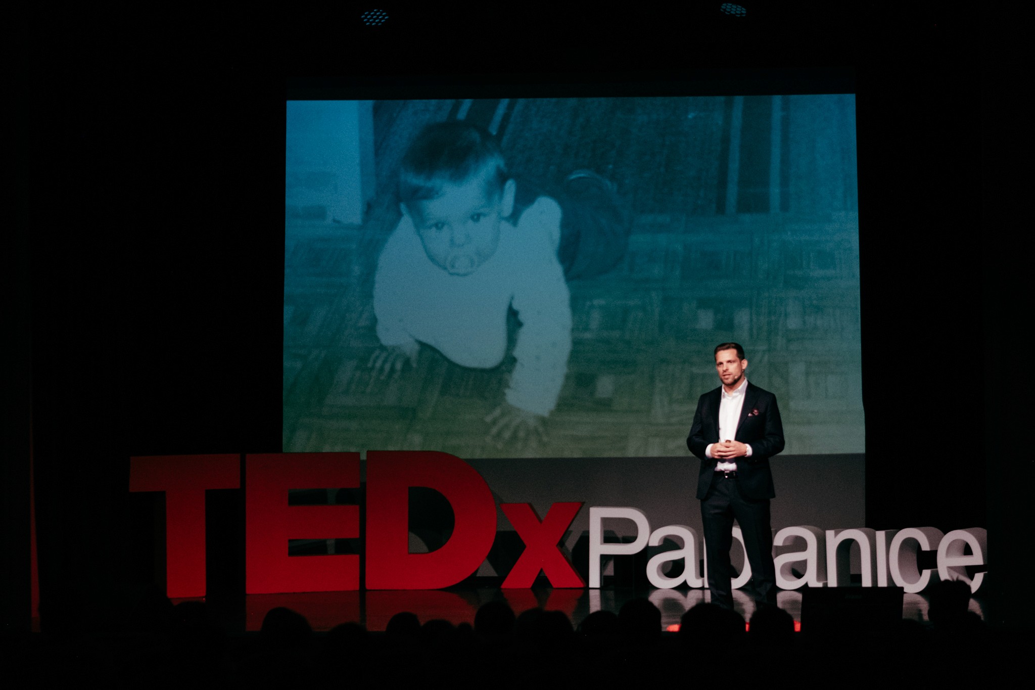 Paweł Albrecht podczas wystąpienia na scenie TEDx