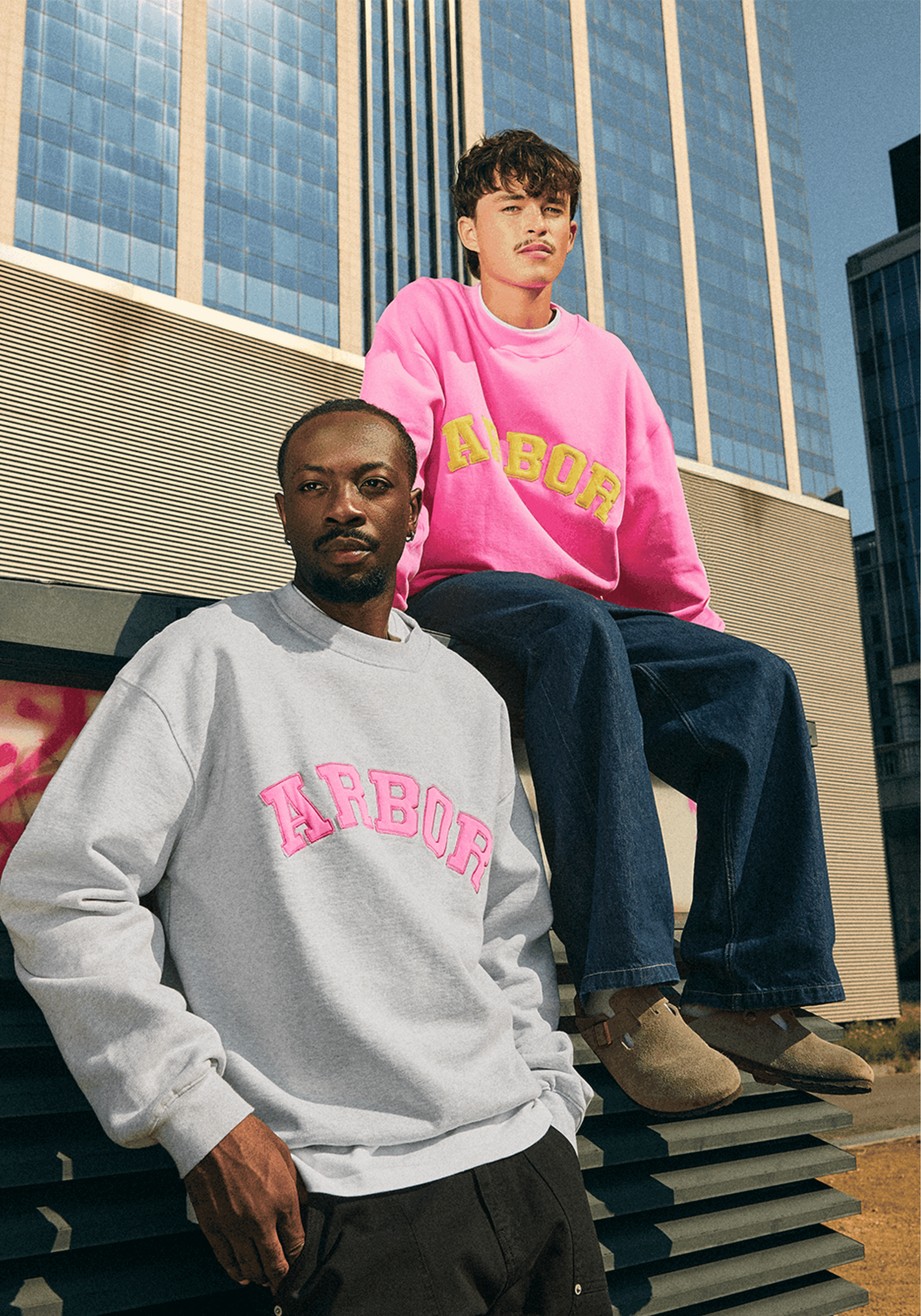 Deux garçons portant des sweat-shirts gris et rose Arbor Antwerpen