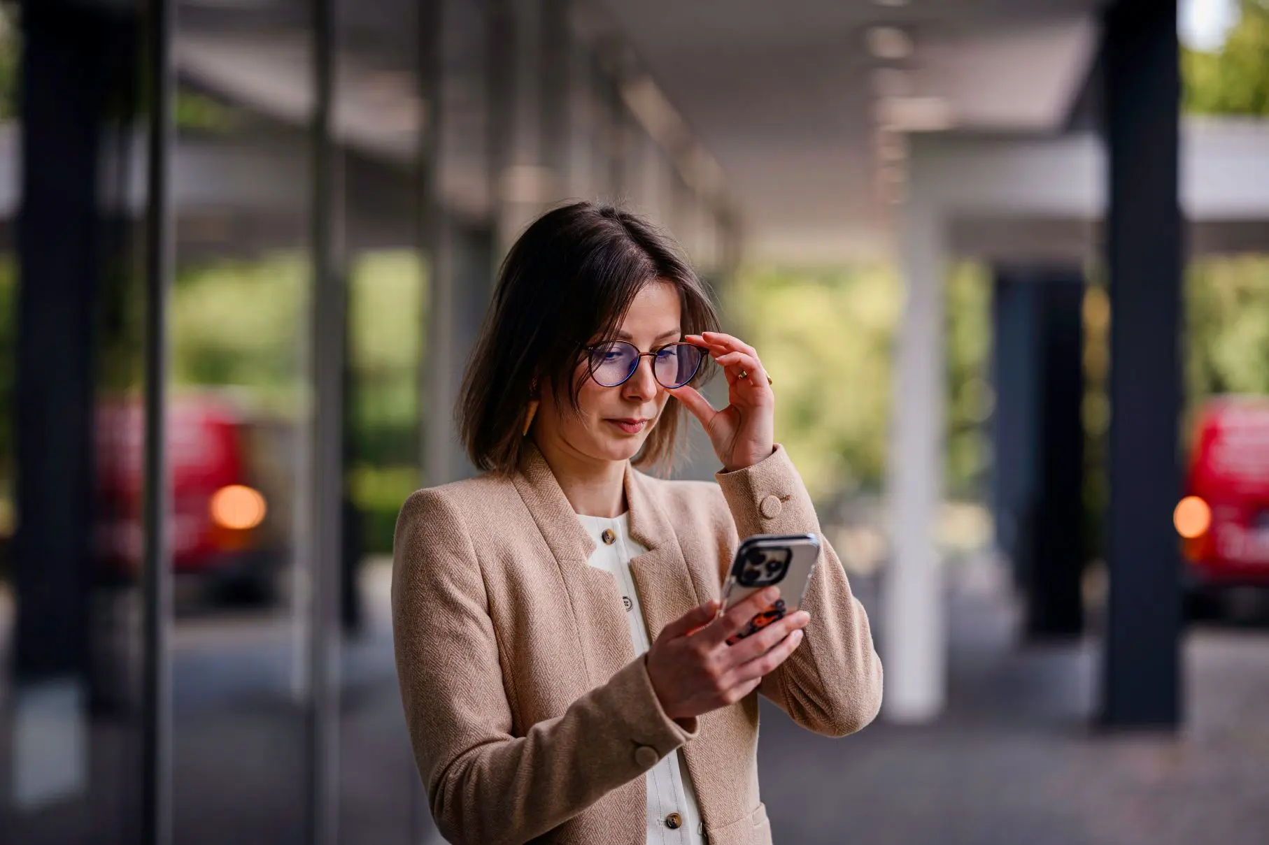 dona mirant el mobil en ambient laboral