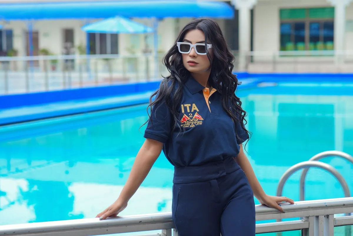 Colaboradores usando camisa polo bordada de uniforme empresarial