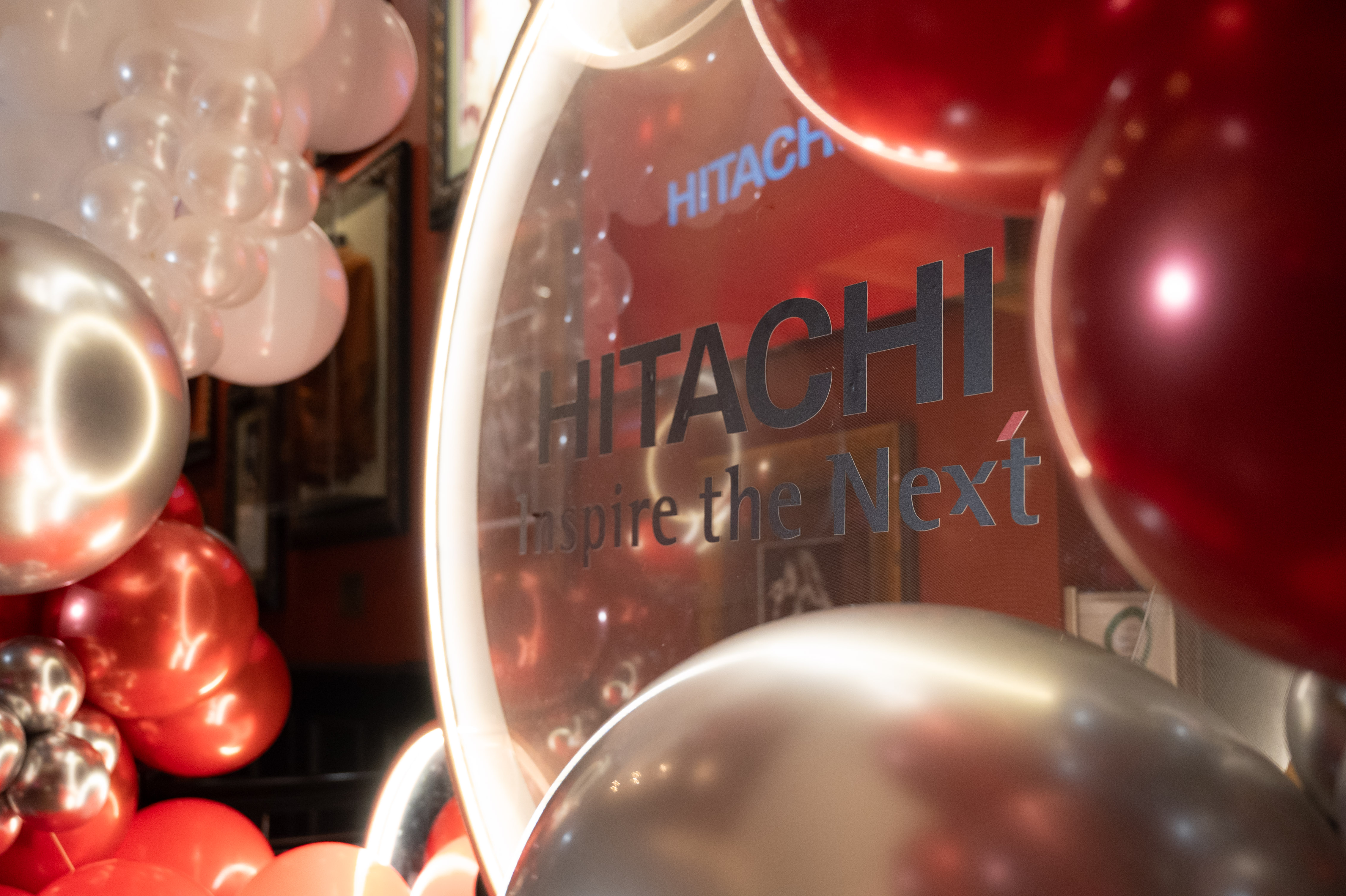 Ședință foto business la Ateneul Român – portret bărbat în cămașă albă și cravată neagră