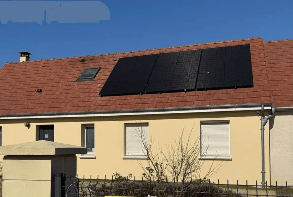 Photo d'une maison à Gentelles équipée de panneaux photovoltaïques dont l'installation a été faite par Solarock.