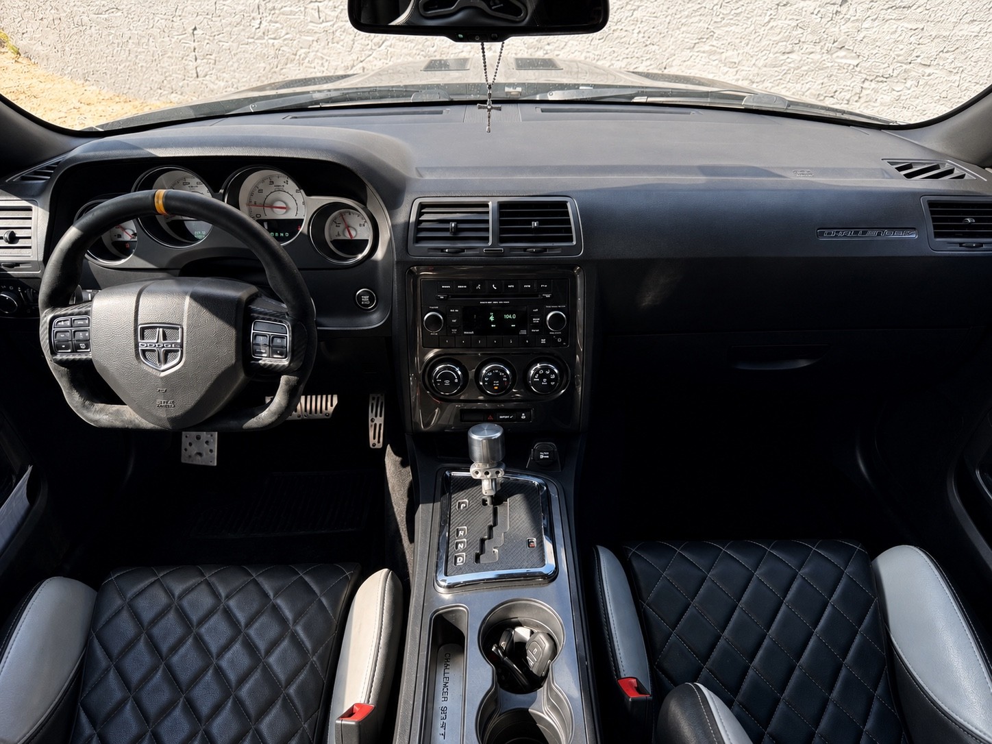 Dodge Challenger — cockpit