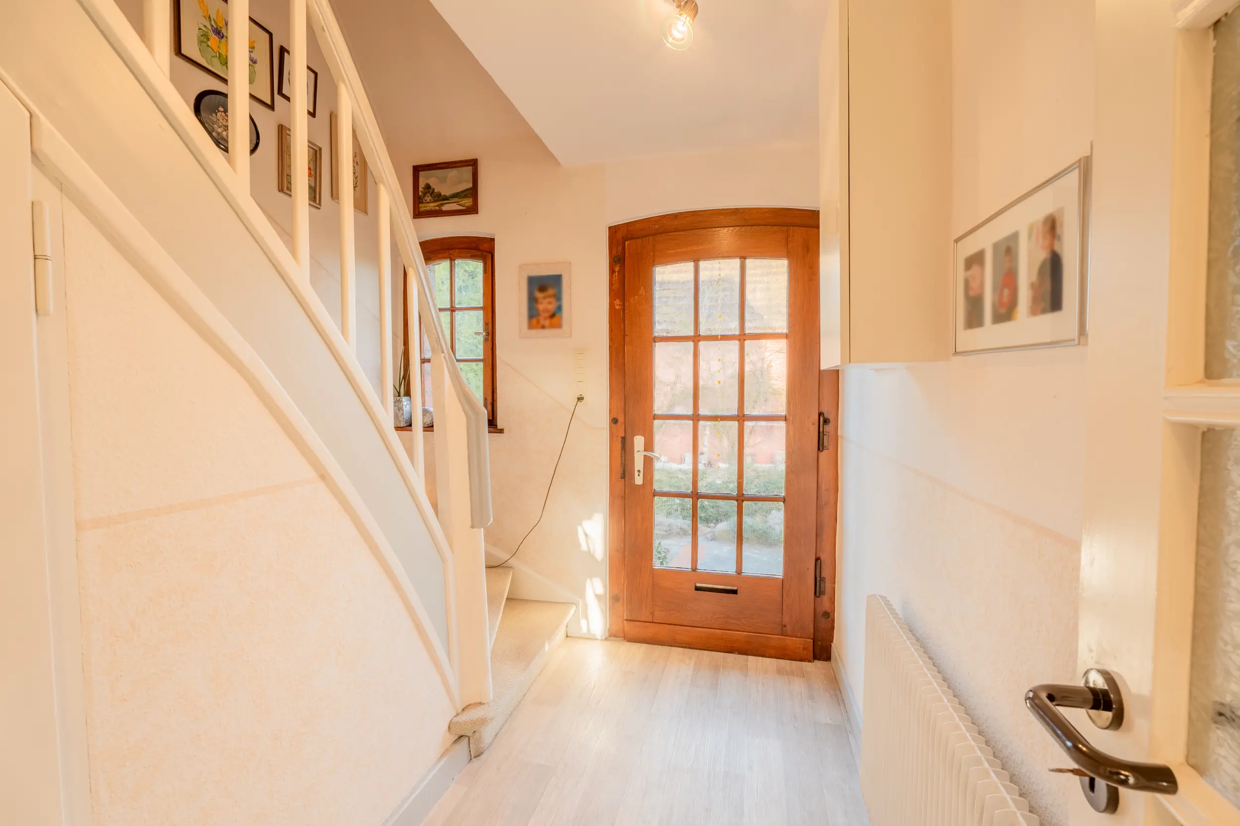 Helle Küche im Einfamilienhaus mit Einliegerwohnung in Bad Bentheim, moderne Einbauküche mit viel Stauraum.