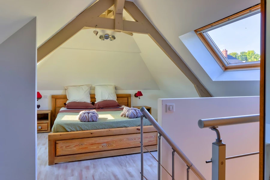 Chambre lumineuse avec lit double sous les combles du cottage Veules-les-Roses à la Villa Argonne en Normandie