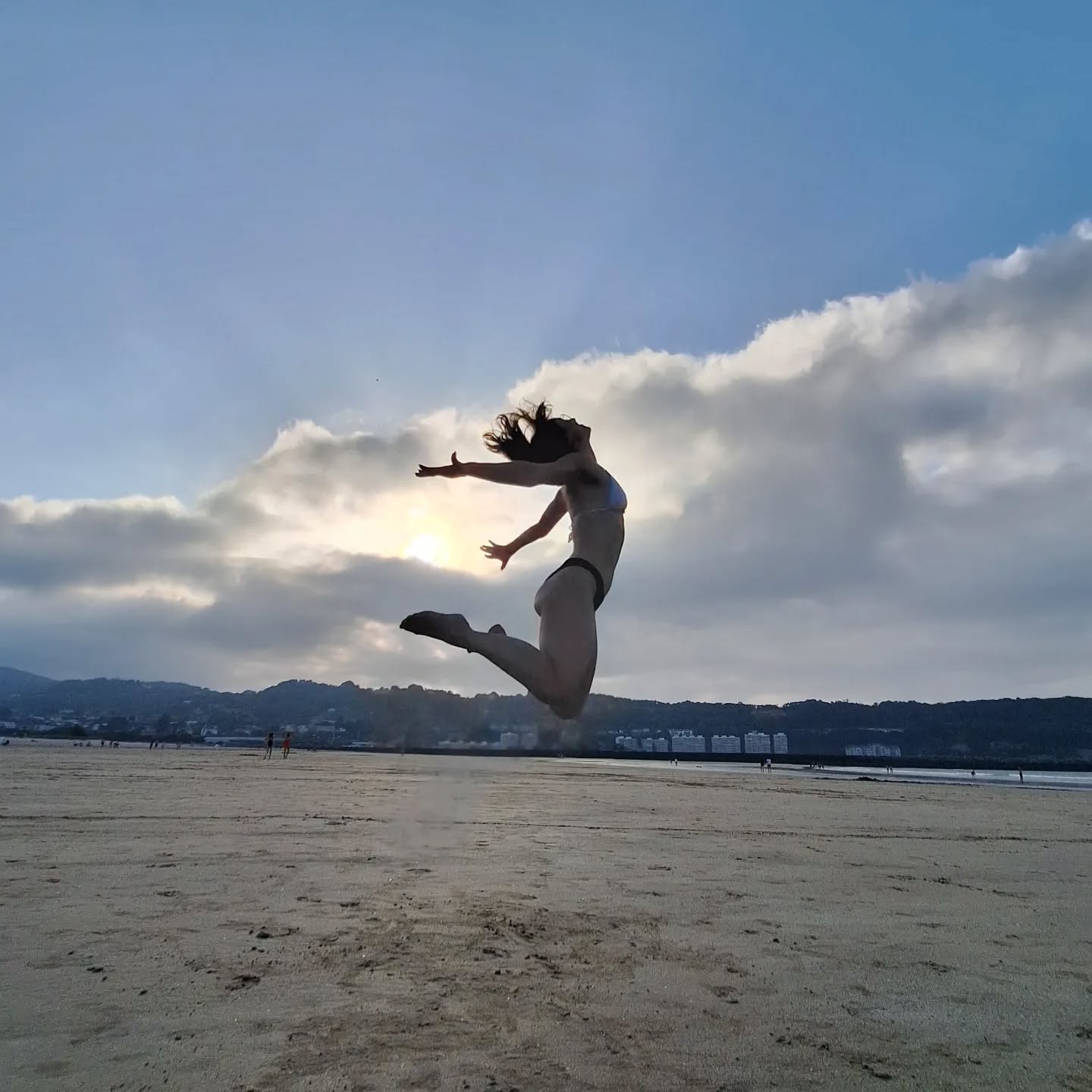 Poza cu ruxanda la malul marii, sarind