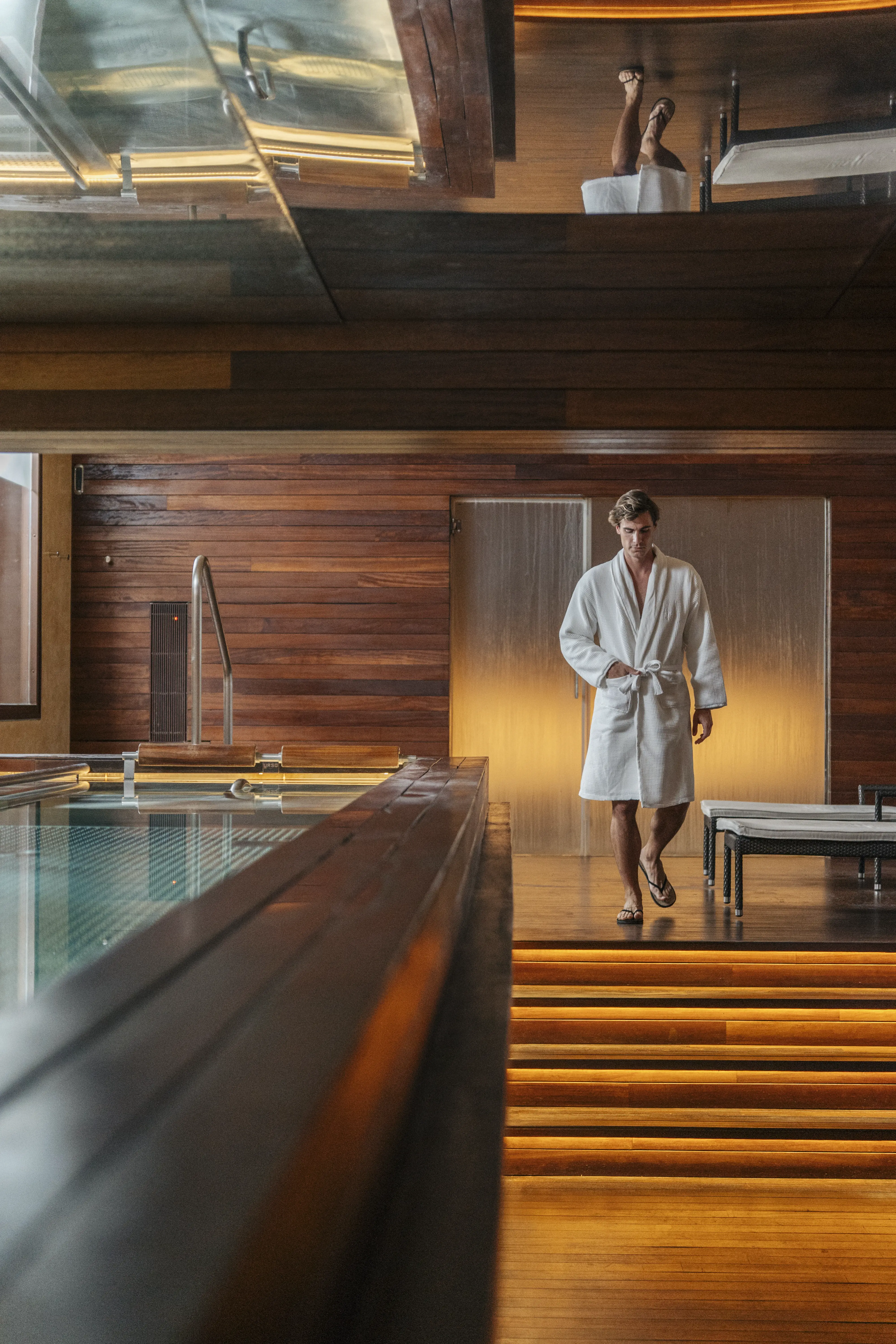 Hombre joven entrando a spa