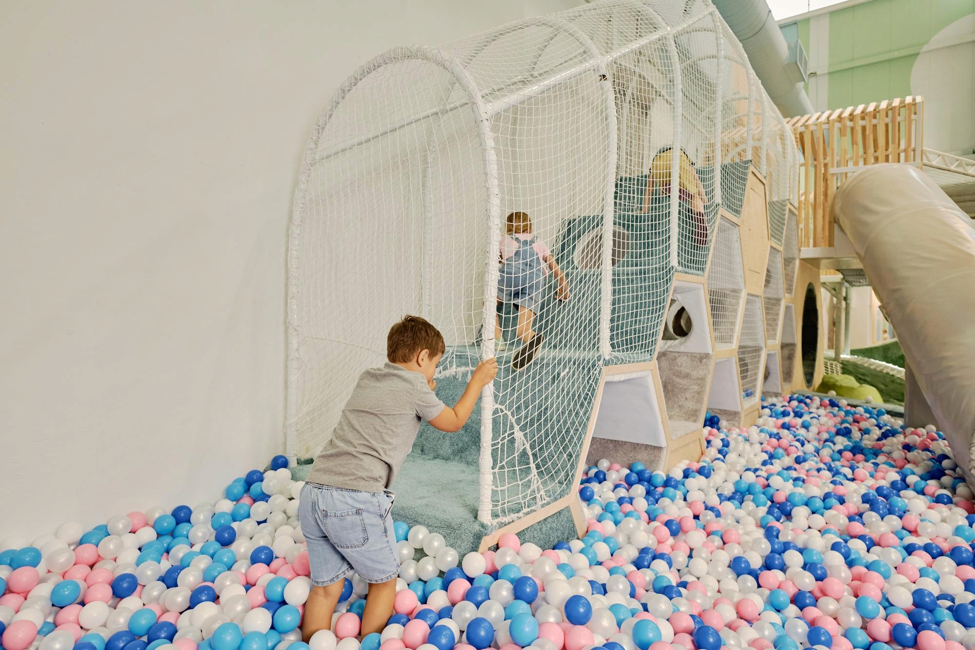 機場兒童遊樂區安全設計，軟墊地面與可視化圍合動線Airport kids soft play safety design with clear visibility