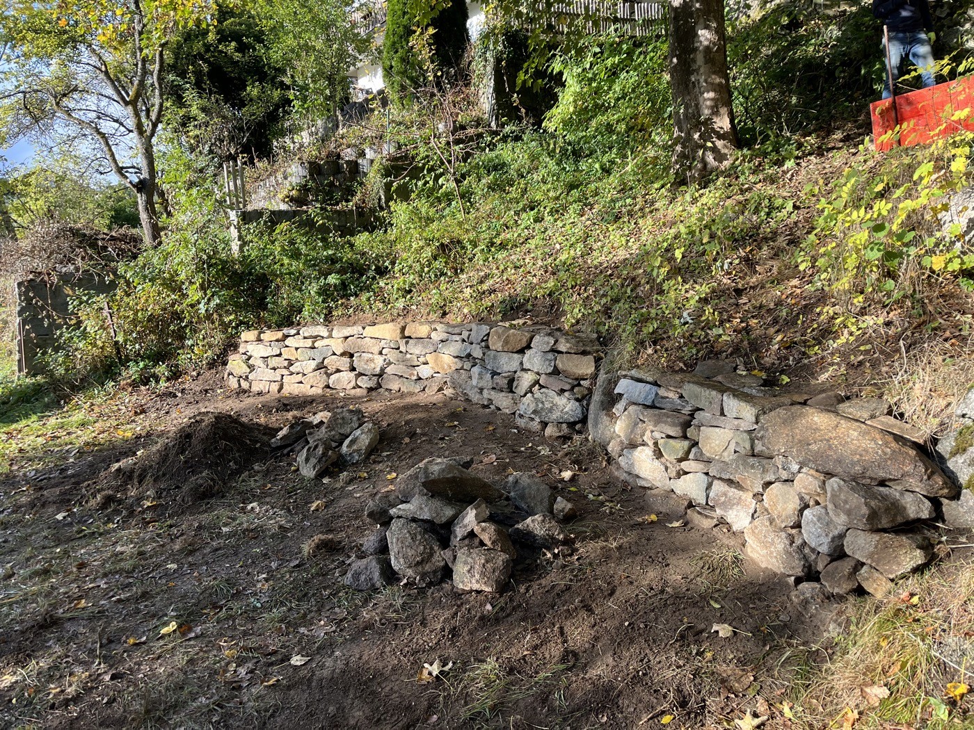 Fertiggestellte Trockenmauer im Abendlicht