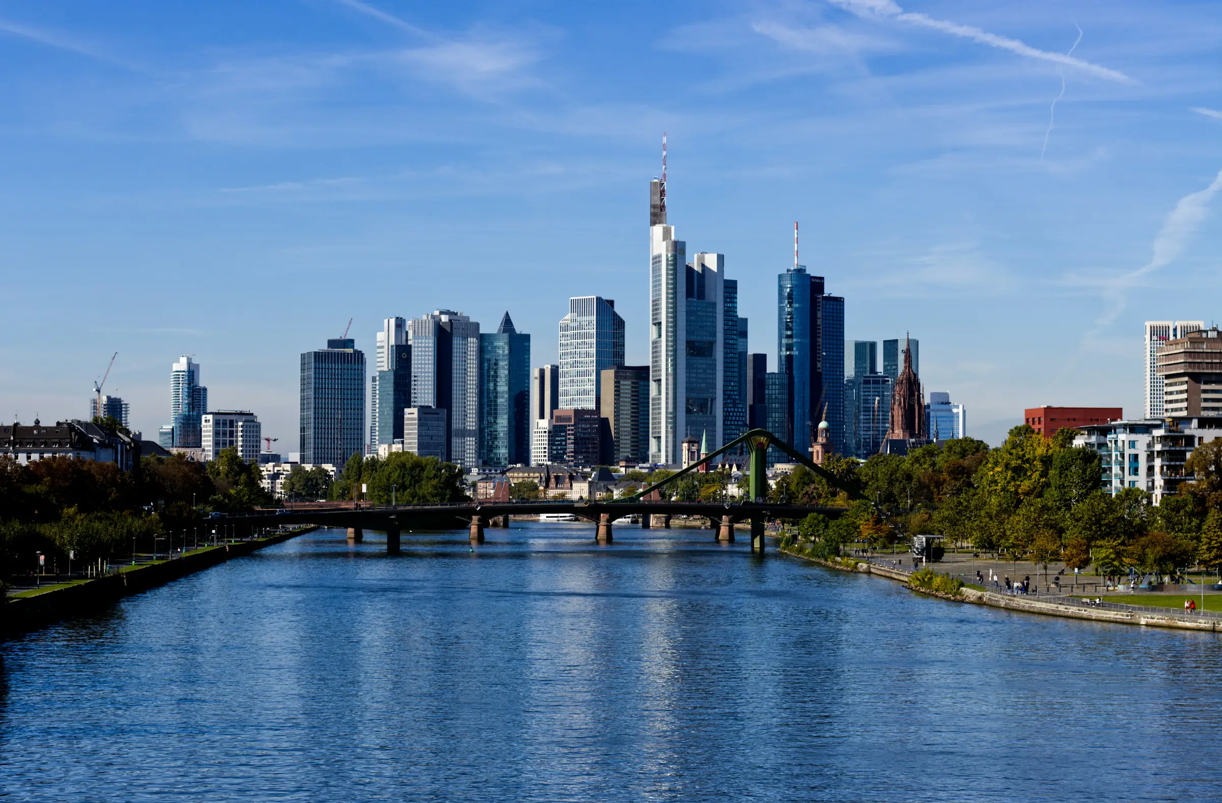 Hessen, Frankfurter Skyline über dem Main, blauer Himmel