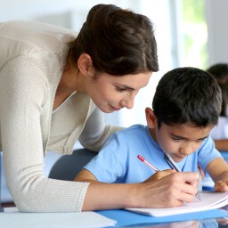 professora realizando avaliação qualitativa com aluno