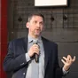 Intervenant lors d’une conférence