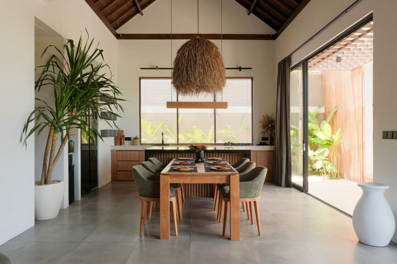 4-bedroom villa with rice field views in Kedungu