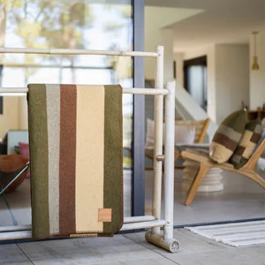 Dans le lookbook de la marque Danoise Another Aspect, le mannequin porte un costume gris et une chemise blanche