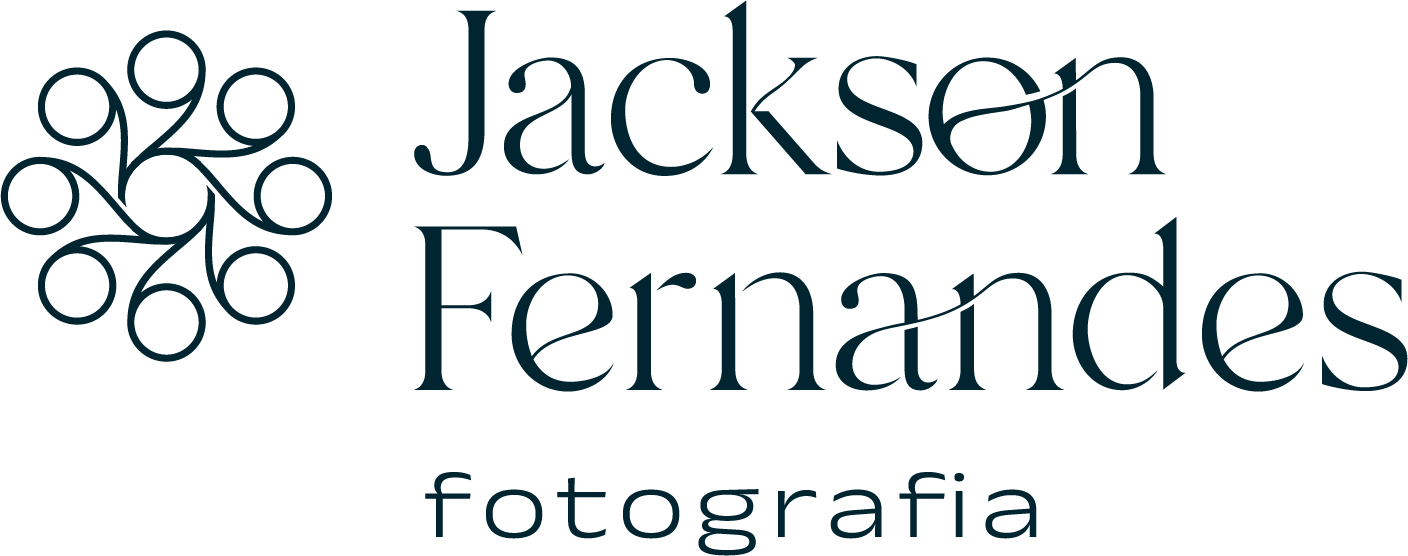 Variação horizontal da marca Jackson Fernandes Fotografia, posicionando o símbolo circular à esquerda e o nome 'Jackson Fernandes fotografia' à direita em tipografia elegante na cor azul-escuro.