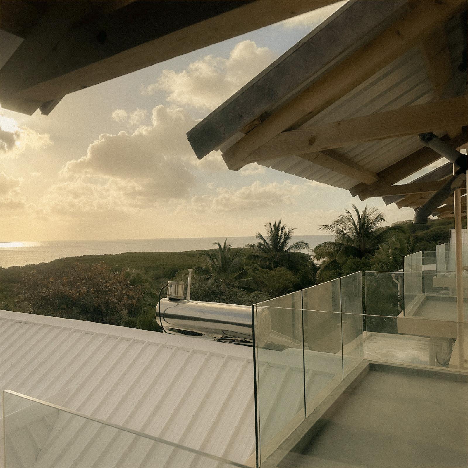 la cabane d'ete terrasse coucher de soleil baie malgache