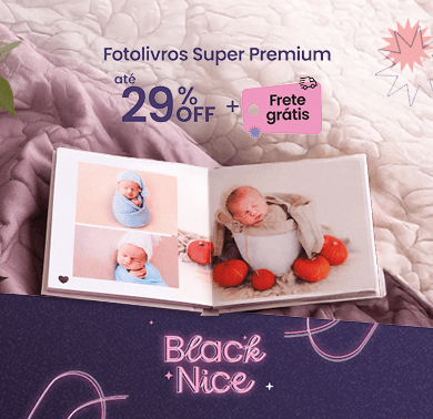 Fotolivro capa dura super premium com foto de pai sendo abraçado por dois filhos e a frase “o melhor pai do mundo”, sobre tecido branco, com até trinta por cento de desconto e frete grátis