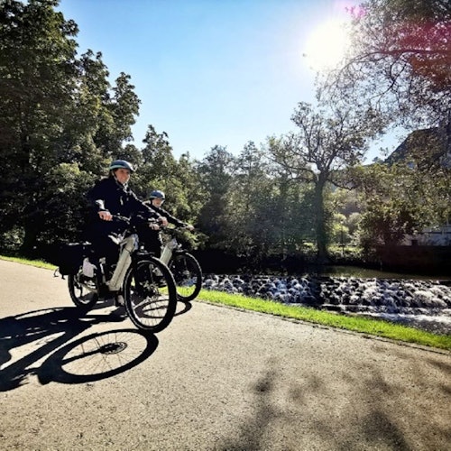Люди катаются на наших электровелосипедах в Люксембурге в солнечный день.
