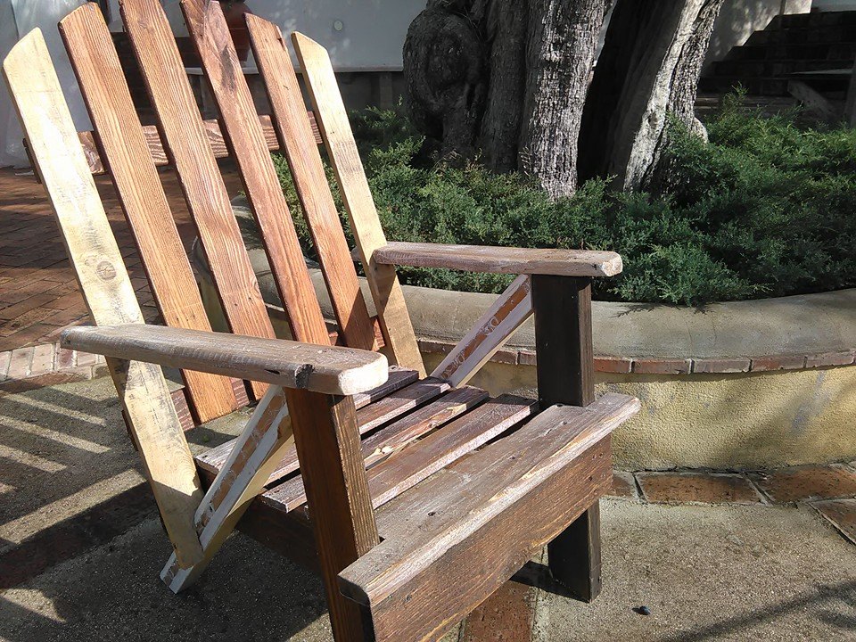 una sedia iconica del laboratorio di tivoli di carlo celanetti fatta con recupero di legno urbano