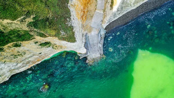 Falaises de Varengeville-sur-Mer et escalier menant à la plage sur la côte d’Albâtre en Normandie