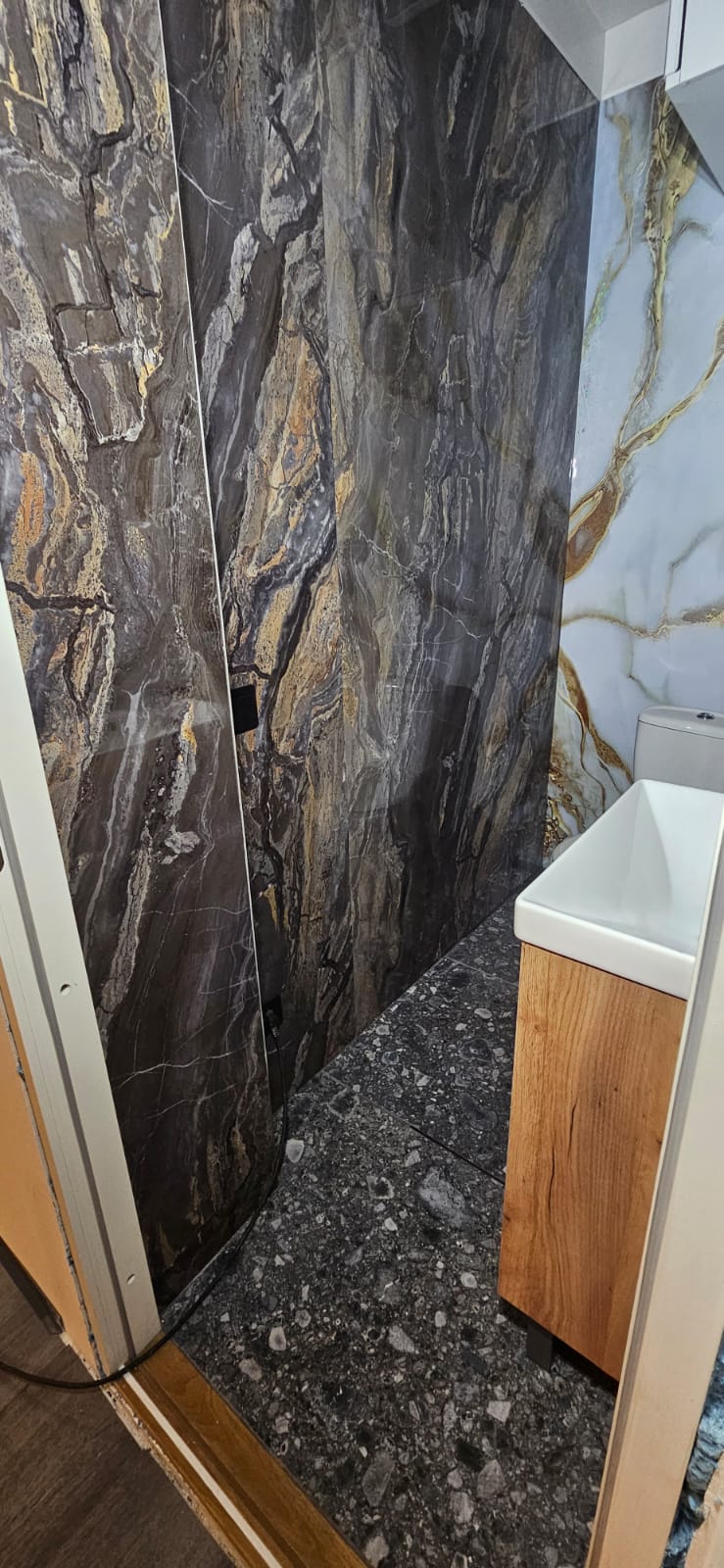 Marmorikuvioidut PVC-paneelit kylpyhuoneen seinissä Helsingissä – edullinen ja näyttävä marmori-ilme