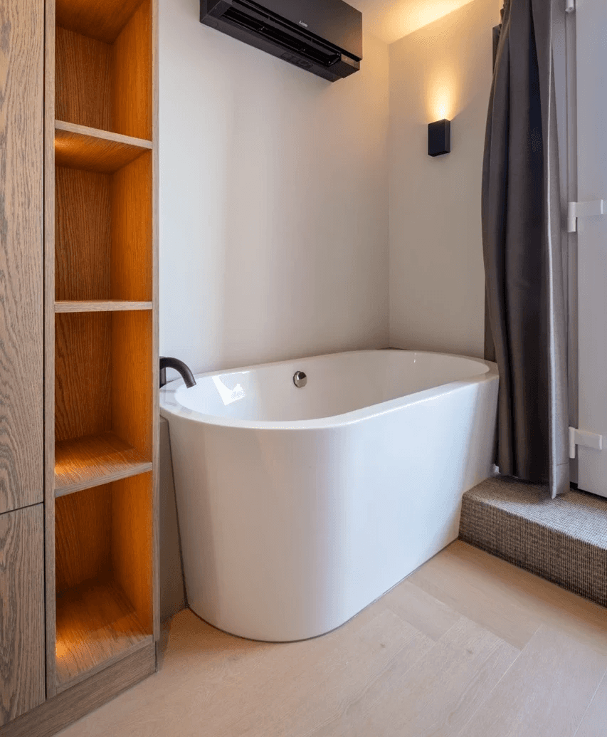 Luxe vrijstaand bad in suite van Hotel Four Stories in Scheveningen