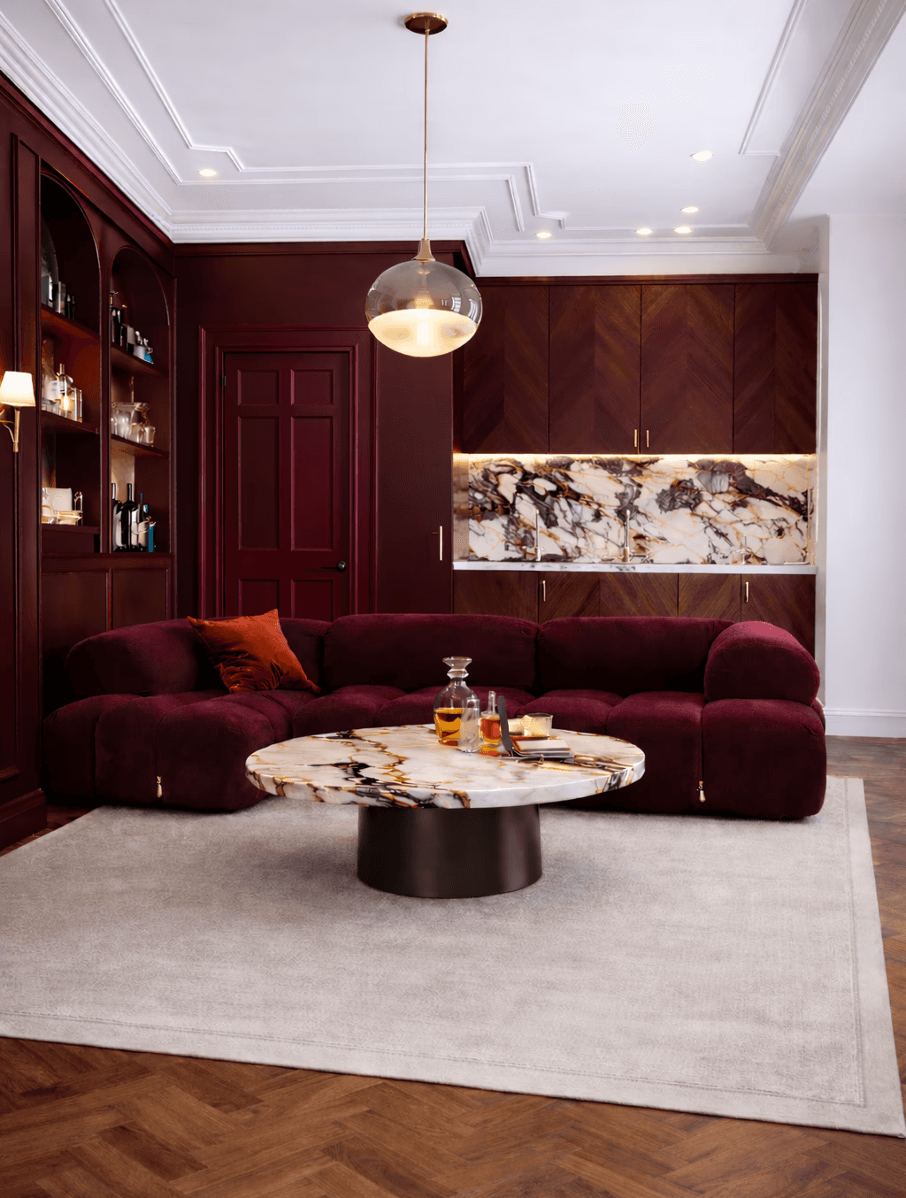 Image of chalet next to mountains