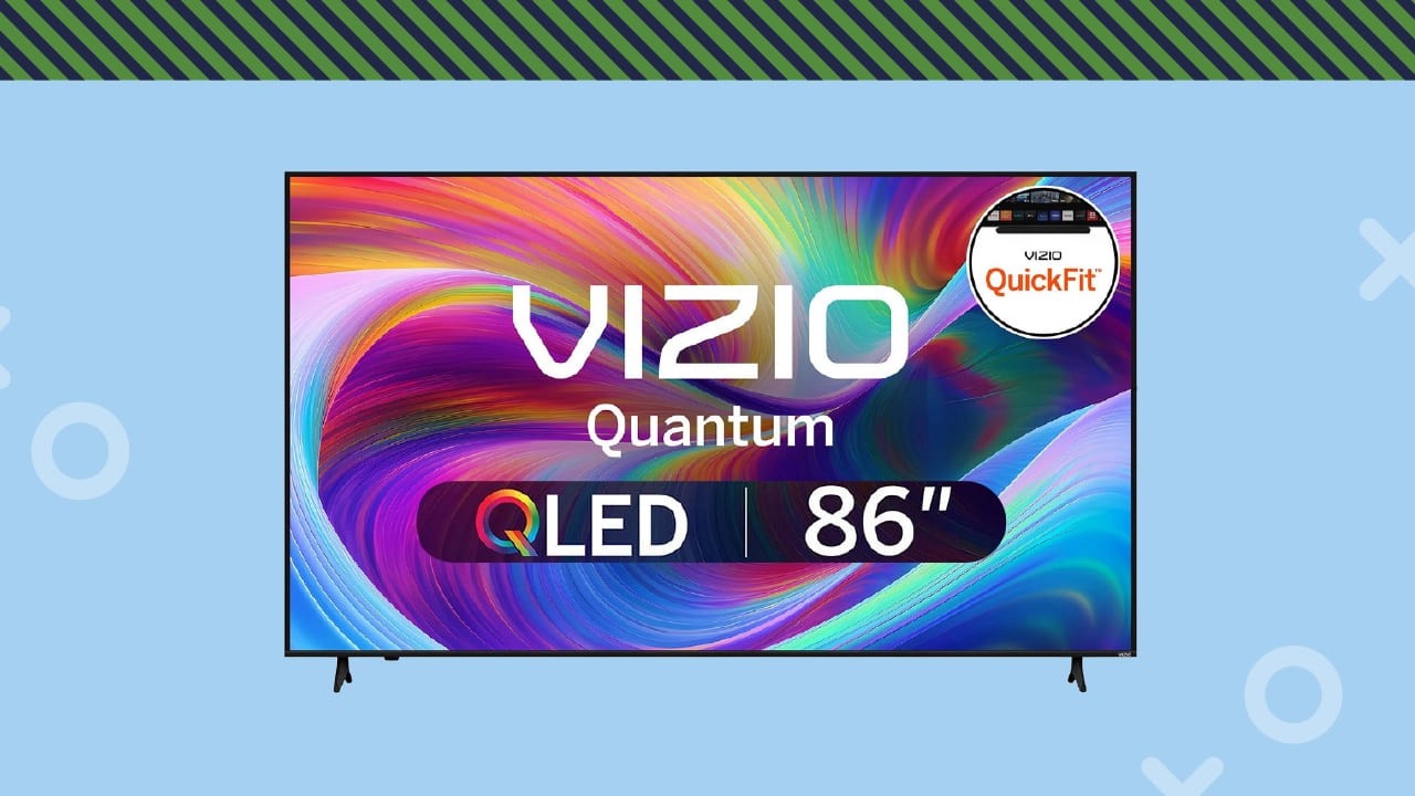 Imagen de una botella de vino que sirve su contenido en unca copa de cristal con un atarecer en el fondo