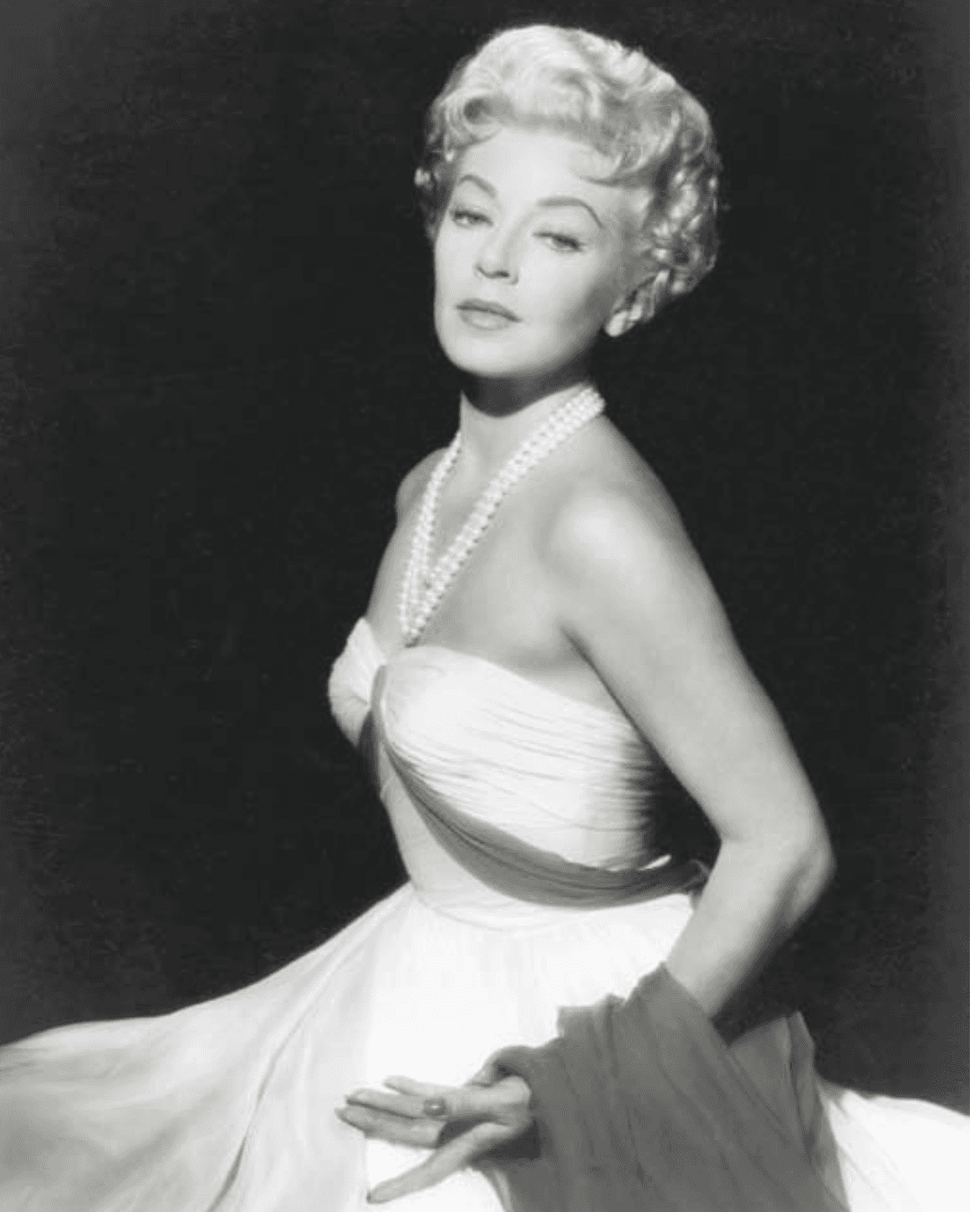 Eleanor Hastings pose with sheets