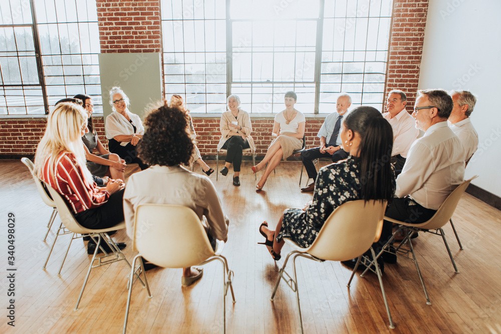 Aktive Bürgerbeteiligung: Eine Frau meldet sich während einer öffentlichen Diskussion oder Informationsveranstaltung zu Wort.