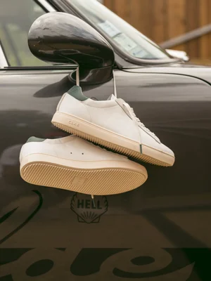 Dans le lookbook de la marque Danoise Another Aspect, le mannequin porte un costume gris et une chemise blanche