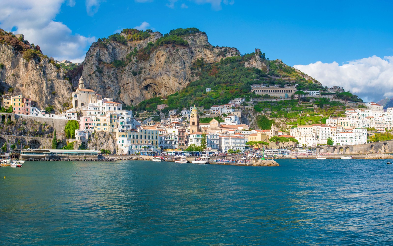 Utsikt över Amalfikusten med färgglada byggnader och klippor från en båttur.