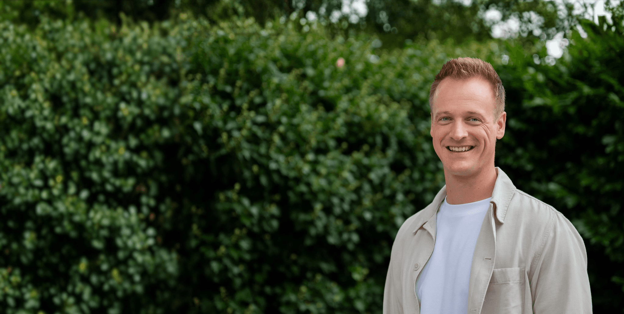 Joery Berends, magnetiseur in Twello, portret met zachte natuurlijke achtergrond