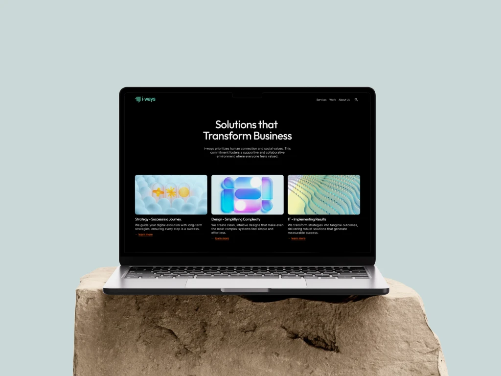 Startseite von i-ways angezeigt auf einem Macbook, welcher auf einem Stein steht