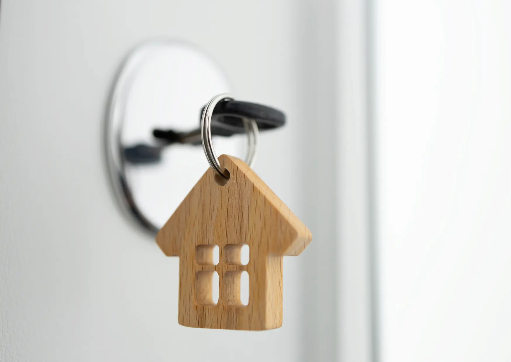Kleiner Hauschlüsselanhänger reflektiert den Verkauf von Immobiliengesellschaften