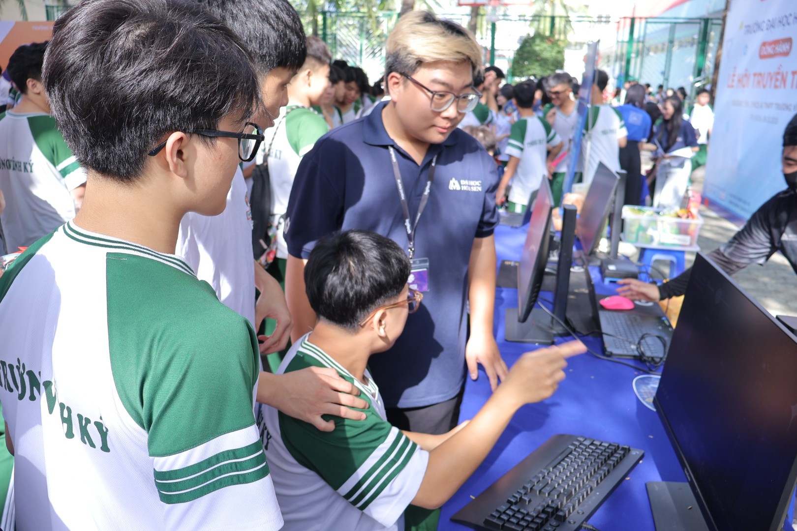 HSU lan tỏa tinh thần học tập tại Lễ hội Truyền thống Trường Trương Vĩnh Ký