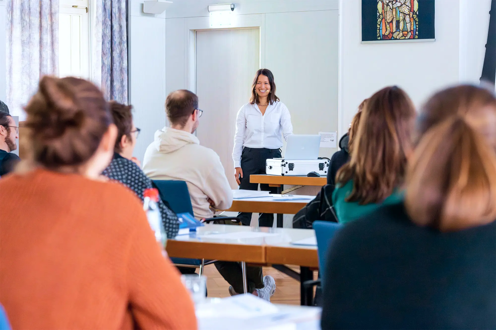 Dr. Marc Beier steht präsentiert medizinische Leitfäden vor einer Gruppe des SOP Notaufnahme Seminars 2023. 