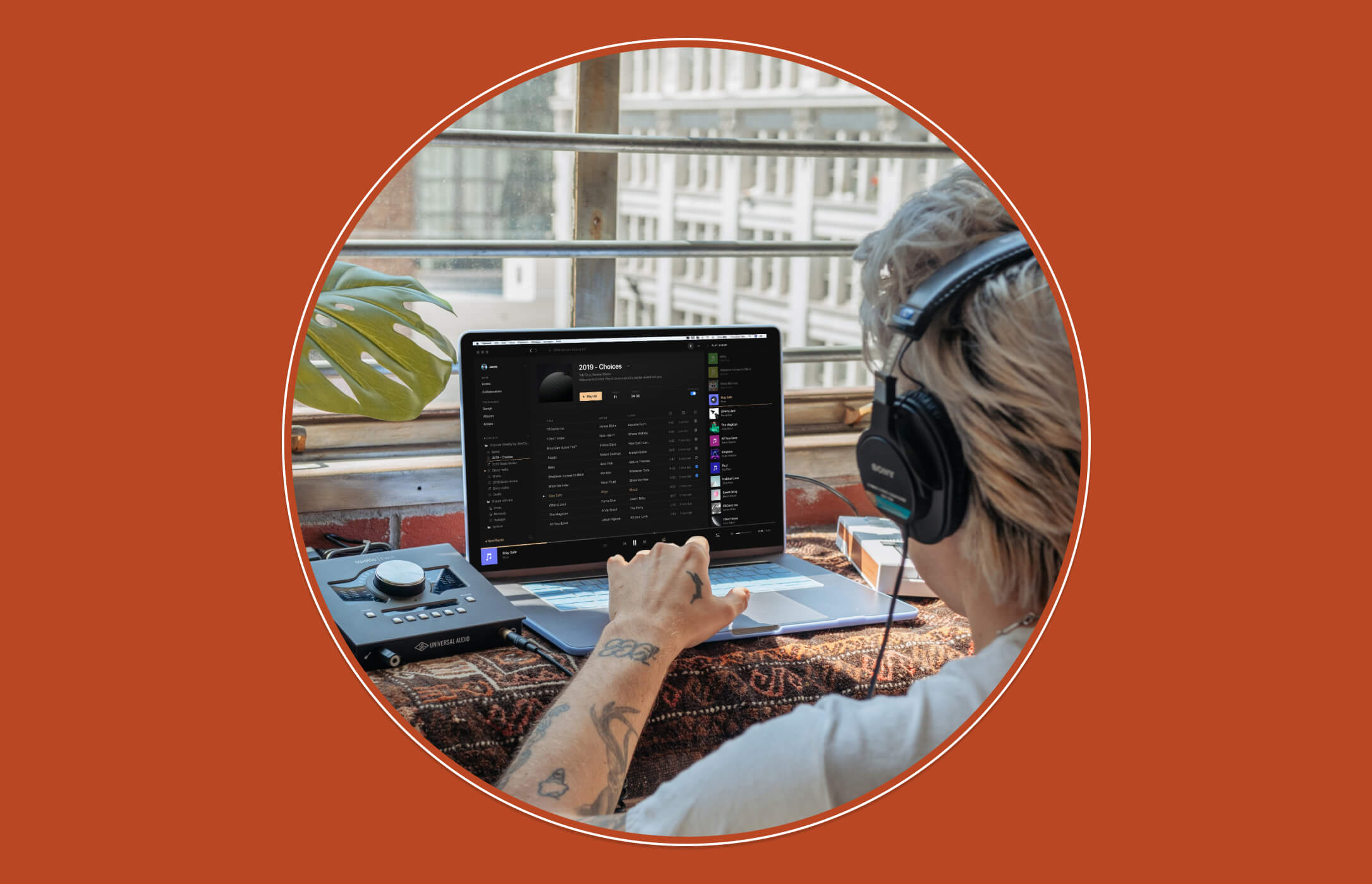 A women using the Vollume app on a MacBook Pro